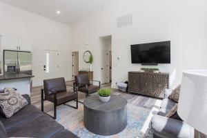 a living room with a couch and a tv at Flo Ride Chalet Hot tub Woodland viewsOn the Back 40 trail in Bella Vista