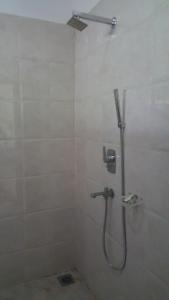 Kamar mandi di Sauraha Resort