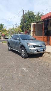 un camión plateado estacionado frente a un edificio en Casa San Fernando, Ahuachapan, en Ahuachapán