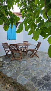 two chairs and a table and a table and two chairs at GPPh in Pelendri