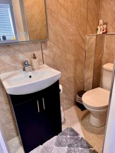 Ένα μπάνιο στο Detached one bedroom house near to castle and cathedral +13 φωτογραφίες