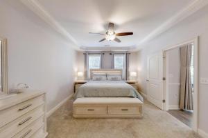 Un dormitorio con una cama y un ventilador de techo. en Havens #915, en Myrtle Beach 20 fotos más