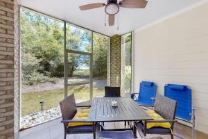 Un comedor con mesa y sillas y una gran ventana. en Havens #915, en Myrtle Beach