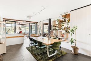 a kitchen and dining room with a table and chairs at Duinhotel Tien Torens in Zoutelande