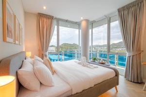 Postel nebo postele na pokoji v ubytování My Resort Hua Hin - Top Floor, 104m2, Terrace, 8 Pools, 5 Min Beach & Cicada