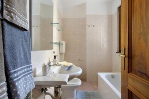 a bathroom with a sink and a toilet and a tub at Villino Flora a Viareggio in Viareggio +24 photos