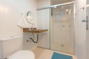 a bathroom with a shower and a toilet and a sink at Conforto no Centro de Maringá MC11 in Maringá +29 photos