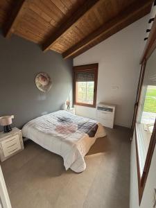 una camera da letto con un letto grande e una finestra di Casa Martín a Beire Altre 52 foto