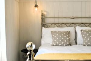 Katil atau katil-katil dalam bilik di Harbour Sunrise- stunning coastal apartment