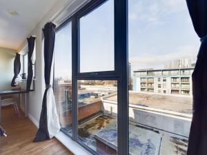 Una ventana abierta con vista a un edificio en Stylish Central Apartment 2 Beds 4 Guests, en Liverpool