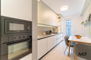 Η κουζίνα ή μικρή κουζίνα στο MoHost Uno - Elevated Stay with Mountain Views