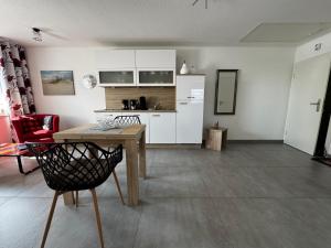 Kuchyň nebo kuchyňský kout v ubytování Ferienwohnung Krabbenkutter-Greetsiel + 15 fotografií