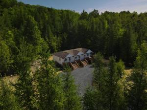 una vista aérea de una casa en el bosque en Chalets OST Shefford FORFAIT GROUPE, en Shefford