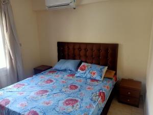 Ένα ή περισσότερα κρεβάτια σε δωμάτιο στο Dimora-ديمورا north coast chalet N