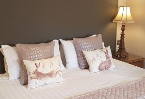 Bett mit Kissen mit Hirsch drauf in der Unterkunft Ash Cottage in Boston