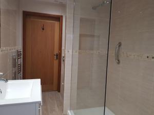 ein Badezimmer mit Dusche und Waschbecken in der Unterkunft Ash Cottage in Boston + 14 Fotos