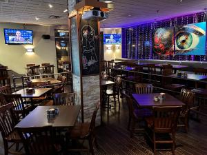 ein Speisesaal mit Tischen und Stühlen in einem Restaurant in der Unterkunft Hôtel le 625 in La Malbaie