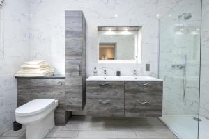 une salle de bain avec un lavabo, des toilettes et un miroir dans l'établissement Oak Cottage, à Boston