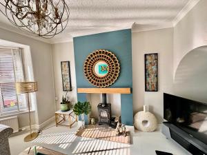 een woonkamer met een open haard en een spiegel aan de muur bij Cathedral Quarter House with free Secure Driveway Parking for 2 Cars in Lincoln +26 foto's