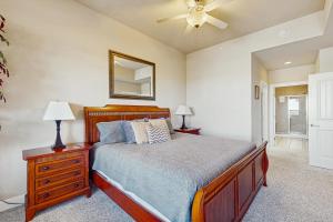 Ένα ή περισσότερα κρεβάτια σε δωμάτιο στο The Waters Condo Building 3 - Horseshoe Bay Hideaway +24 φωτογραφίες