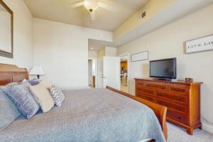 Μια τηλεόραση ή/και κέντρο ψυχαγωγίας στο The Waters Condo Building 3 - Horseshoe Bay Hideaway