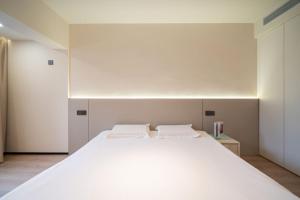 Vuode tai vuoteita majoituspaikassa Pure home-Luxurious Grand Penthouse in Shanghai Core,Large area,close to Yu Garden The Bund People Square Commanding Panoramic Night of the Pearl Tower,Enjoying the stunning views of the Bund