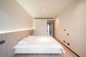 Vuode tai vuoteita majoituspaikassa Pure home-Luxurious Grand Penthouse in Shanghai Core,Large area,close to Yu Garden The Bund People Square Commanding Panoramic Night of the Pearl Tower,Enjoying the stunning views of the Bund