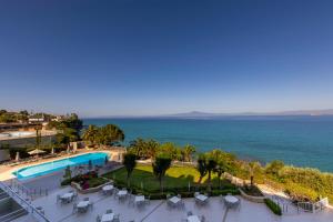 Luftaufnahme eines Schwimmbeckens und des Ozeans in der Unterkunft Messinian Bay in Kalamata