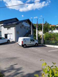 Το κτήριο όπου στεγάζεται  το διαμέρισμα