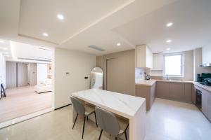 Majoituspaikan Pure home-Luxurious Grand Penthouse in Shanghai Core,Large area,close to Yu Garden The Bund People Square Commanding Panoramic Night of the Pearl Tower,Enjoying the stunning views of the Bund keittiö tai keittotila