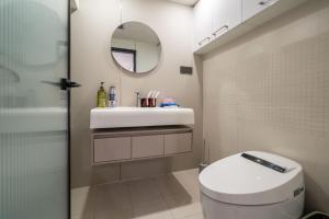 Kylpyhuone majoituspaikassa Pure home-Luxurious Grand Penthouse in Shanghai Core,Large area,close to Yu Garden The Bund People Square Commanding Panoramic Night of the Pearl Tower,Enjoying the stunning views of the Bund