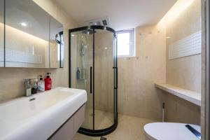 Kylpyhuone majoituspaikassa Pure home-Luxurious Grand Penthouse in Shanghai Core,Large area,close to Yu Garden The Bund People Square Commanding Panoramic Night of the Pearl Tower,Enjoying the stunning views of the Bund