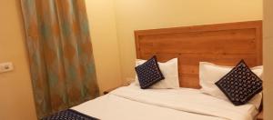 Postel nebo postele na pokoji v ubytování AB Hotel - Amar International by Sarthak - Local ID not accepted