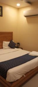 Postel nebo postele na pokoji v ubytování AB Hotel - Amar International by Sarthak - Local ID not accepted