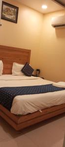Postel nebo postele na pokoji v ubytování AB Hotel - Amar International by Sarthak - Local ID not accepted