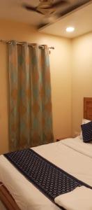 Postel nebo postele na pokoji v ubytování AB Hotel - Amar International by Sarthak - Local ID not accepted