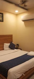 Postel nebo postele na pokoji v ubytování AB Hotel - Amar International by Sarthak - Local ID not accepted