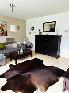 Χώρος καθιστικού στο Ferienwohnung Kristin mit Bergblick, grossem Garten und Grill