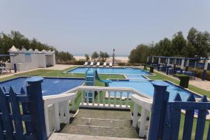 Bazén v ubytování Al-Ashkhara Beach Resort منتجع شاطئ الأشخرة nebo v jeho okolí