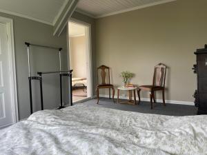Postel nebo postele na pokoji v ubytování Dubbelrum Værøy