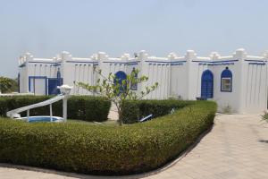 Zahrada ubytování Al-Ashkhara Beach Resort منتجع شاطئ الأشخرة