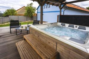 LužeChlum 5的木制甲板上的大型热水浴池