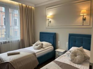 Pokój hotelowy z 2 łóżkami i lustrem w obiekcie Family & Business Sauna Apartments Plac Wolności CENTRUM Downtow, - Piękny Apartament - 5 Bedroom with Private Sauna, Bath with Hydromassage, Parking, Catering Options w Kielcach