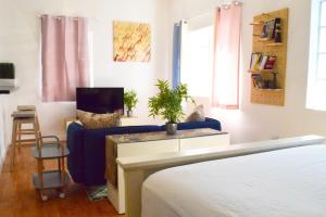 Μια τηλεόραση ή/και κέντρο ψυχαγωγίας στο Light-Filled Apt Steps to Beach Convention Center