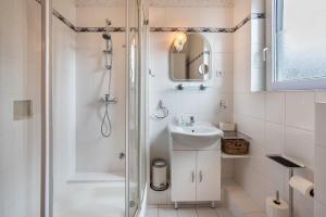 Koupelna v ubytování Ferienwohnung an der Ostsee + 10 fotografií