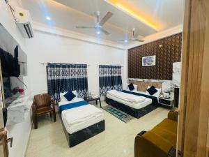Katil atau katil-katil dalam bilik di Shri Radhe Radhe Guest House In-front of Ram Janam Bhumi Main Gate Opposite 200 Meter Fully AC All Rooms