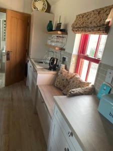 Cucina o angolo cottura di Dun Aengus Cottage on the Cliffs of Moher
