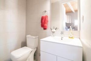 une salle de bain blanche avec toilettes et lavabo dans l'établissement Sweet Cottage Retreat 350m from the sea by Zantewize, à Psarou 20 autres photos