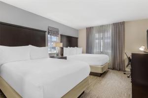 Cama ou camas em um quarto em Sonesta ES Suites Orlando - Lake Buena Vista
