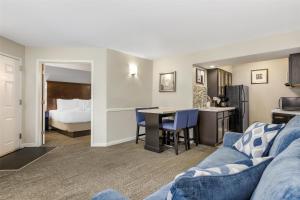 Cama ou camas em um quarto em Sonesta ES Suites Orlando - Lake Buena Vista